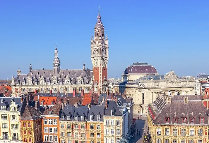 Vue aérienne du Beffroi de l'Hôtel de Ville de Lille, utilisée symboliquement pour représenter notre adresse professionnelle située à Wattrelos, offrant des services de domiciliation d'entreprise.