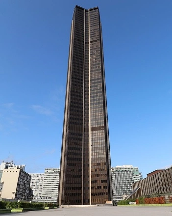 Tour Montparnasse à Paris, symbole d'une adresse professionnelle prestigieuse offerte pour la domiciliation d'entreprise avec avantage fiscal du taux de CFE bas