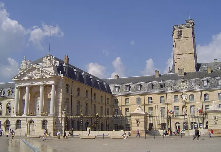 Palais des Ducs et des États de Bourgogne à Dijon, représentant l'adresse de prestige pour la domiciliation d'entreprise dans cette ville historique.