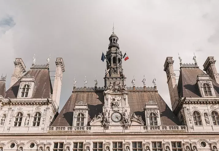 Hôtel de Ville de Paris, symbolisant le siège prestigieux pour la domiciliation d'entreprise dans la capitale française.