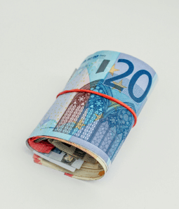 Rouleau de billets d'euros sécurisé par un élastique illustrant le financement, en lien avec l'importance du prévisionnel financier pour les projets entrepreneuriaux