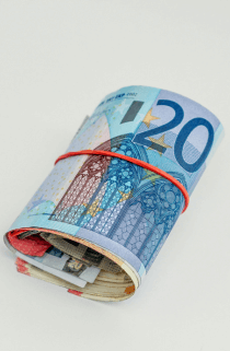 Rouleau de billets de monnaie européenne, métaphore des ressources financières nécessaires pour la planification et la réalisation d'un projet d'entreprise